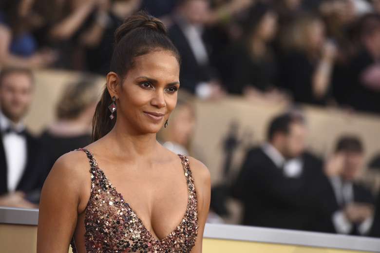 Halle Berry e mban veten në formë me ushtrime