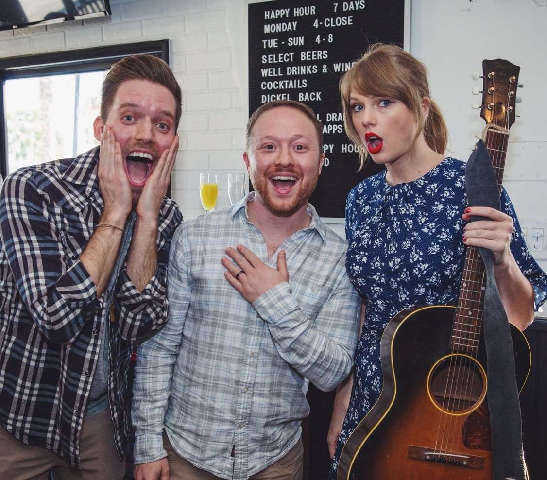 Taylor Swift surprizon çiftin në ditën e fejesës (VIDEO)