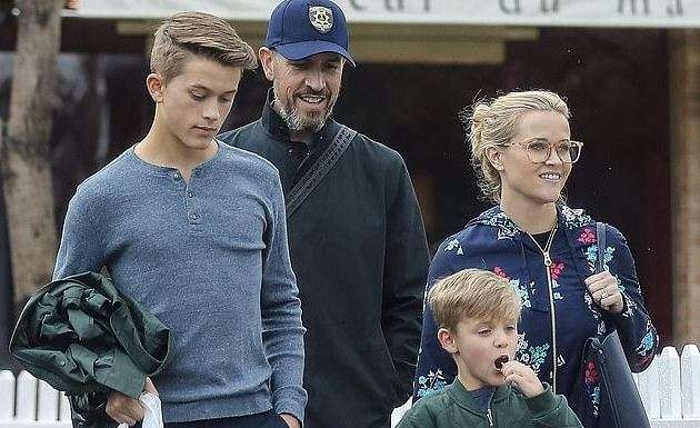 Reese Witherspoon darkon me familje në Los Anxhelos