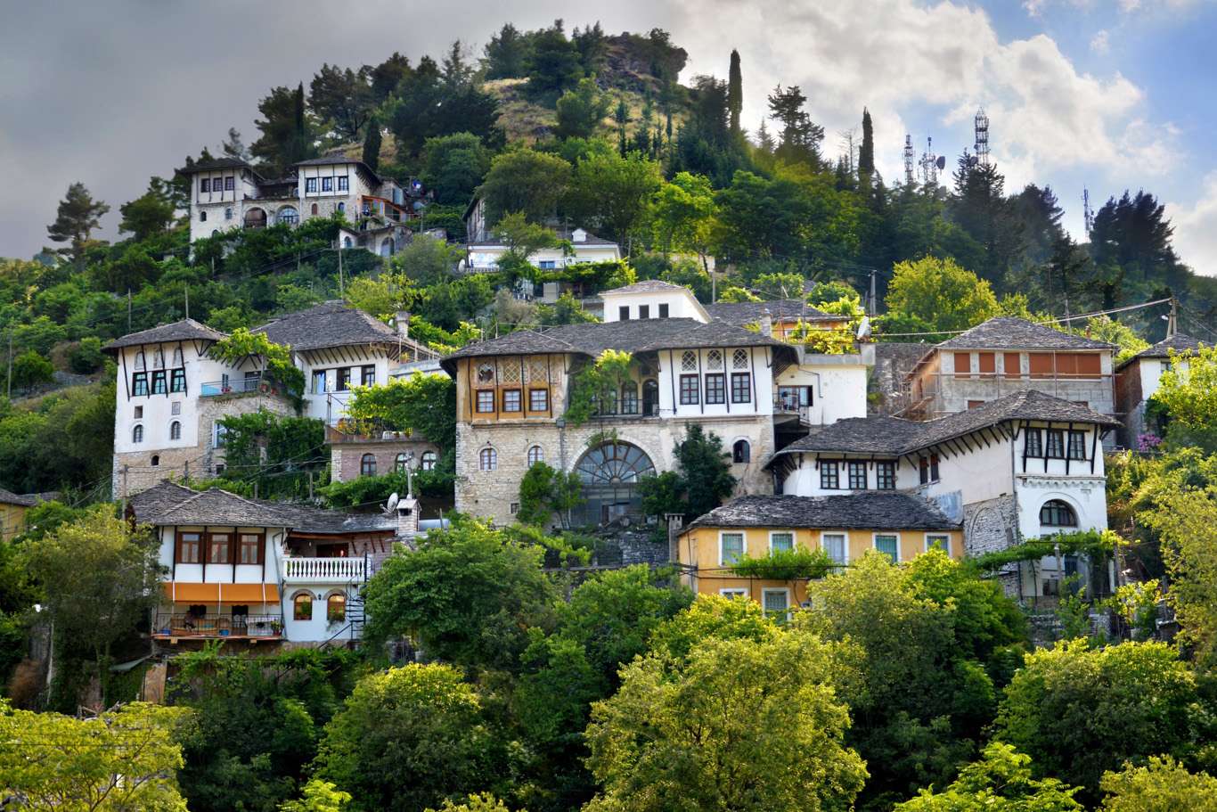 Fillon turizmi në Gjirokastër, fundjavat janë të mbushura me francezë
