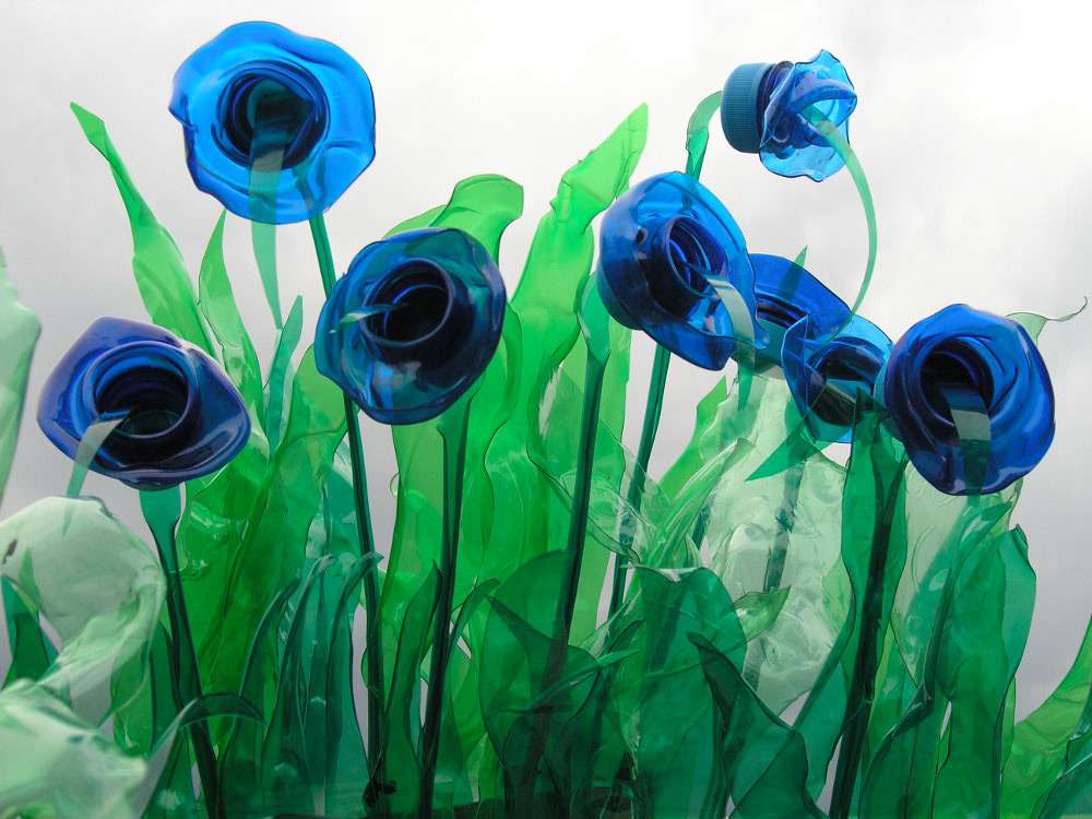 Artistja që mbeturinat plastike i kthen në vepra arti (FOTO/VIDEO)
