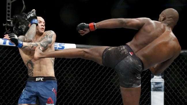 Jon Jones mposhtë Anthony Smith-in në Las Vegas (VIDEO)