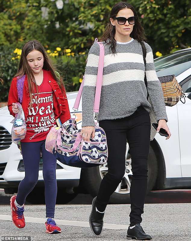Me flokë të lagura, Jennifer Garner dërgon vajzën në shkollë (FOTO)