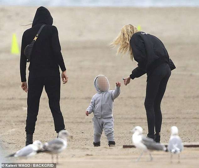 Irina Shayk dhe Stella Maxwell dalin të shëtisin së bashku (FOTO)