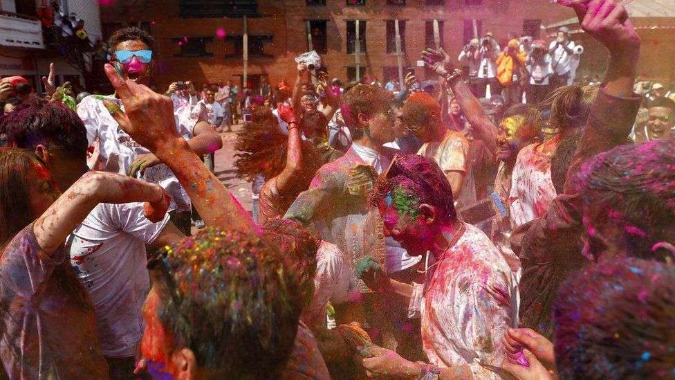Indianët mbulohen nga ngjyrat në Festivalin e Pranverës (FOTO)