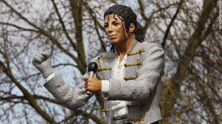 Statuja e Michael Jackson hiqet nga muzeu në Londër pas pohimeve për abuzim