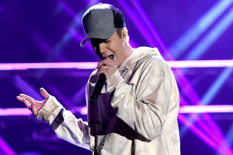 Justin Bieber heq dorë nga turneu, fokusohet te bashkëshortja dhe shëndeti