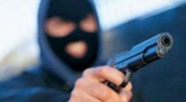 Hajnat e maskuar dhe me armë vjedhin para në një lokal në Prishtinë
