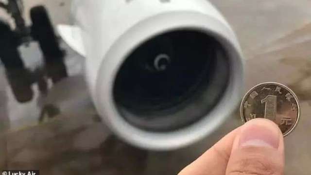 Kinezi dënohet ashpër për hedhjen e monedhave në motorin e aeroplanit