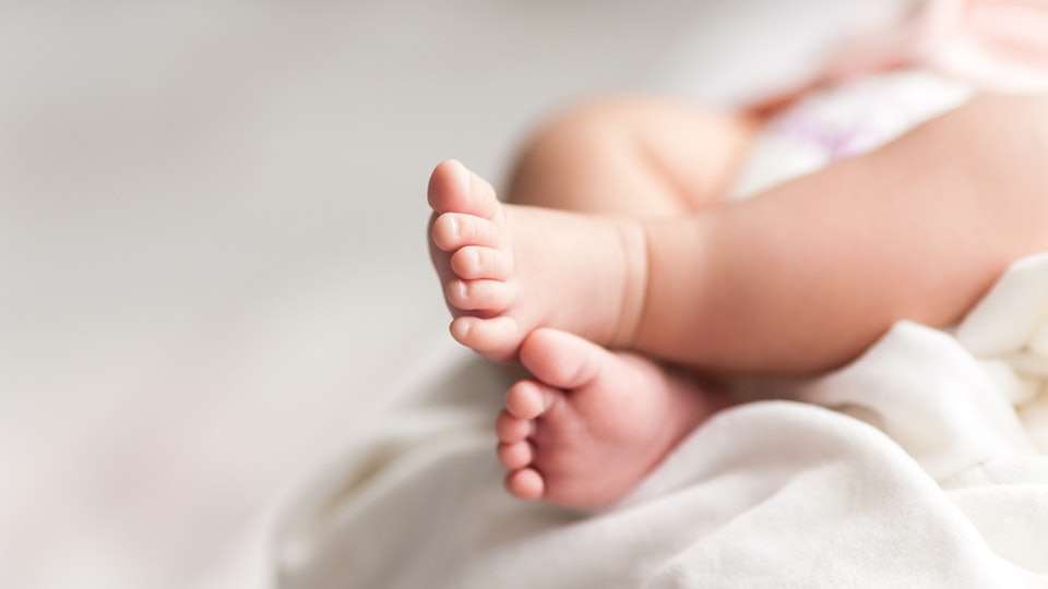 Gruaja lind binjakë që kanë baballarë të ndryshëm