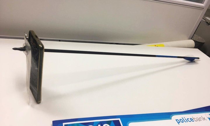 Telefoni ia shpëton jetën australianit nga sulmi me shigjetë (FOTO)