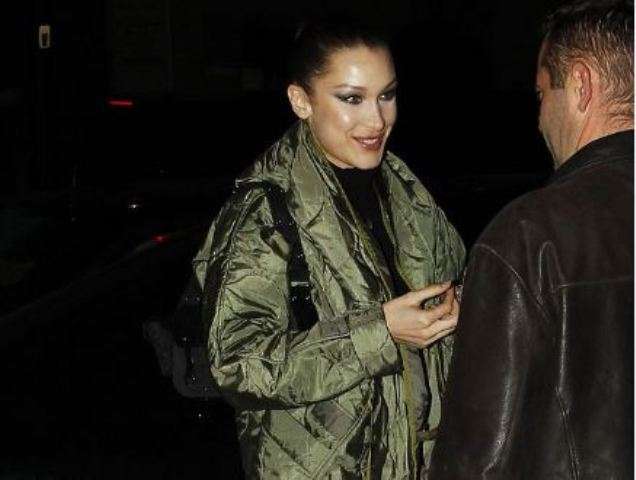 Bella Hadid viziton Parisin