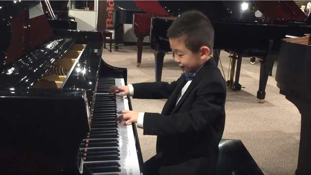Gjashtëvjeçari nga Gjeorgjia fiton garën ndërkombëtare të pianos (VIDEO)
