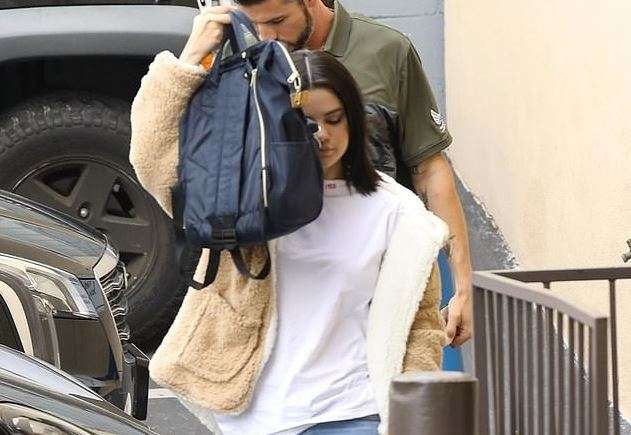 Selena Gomez fotografohet teksa del nga një studio e muzikës