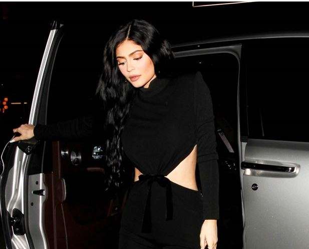  Kylie Jenner duket e bukur në të zezë (FOTO)