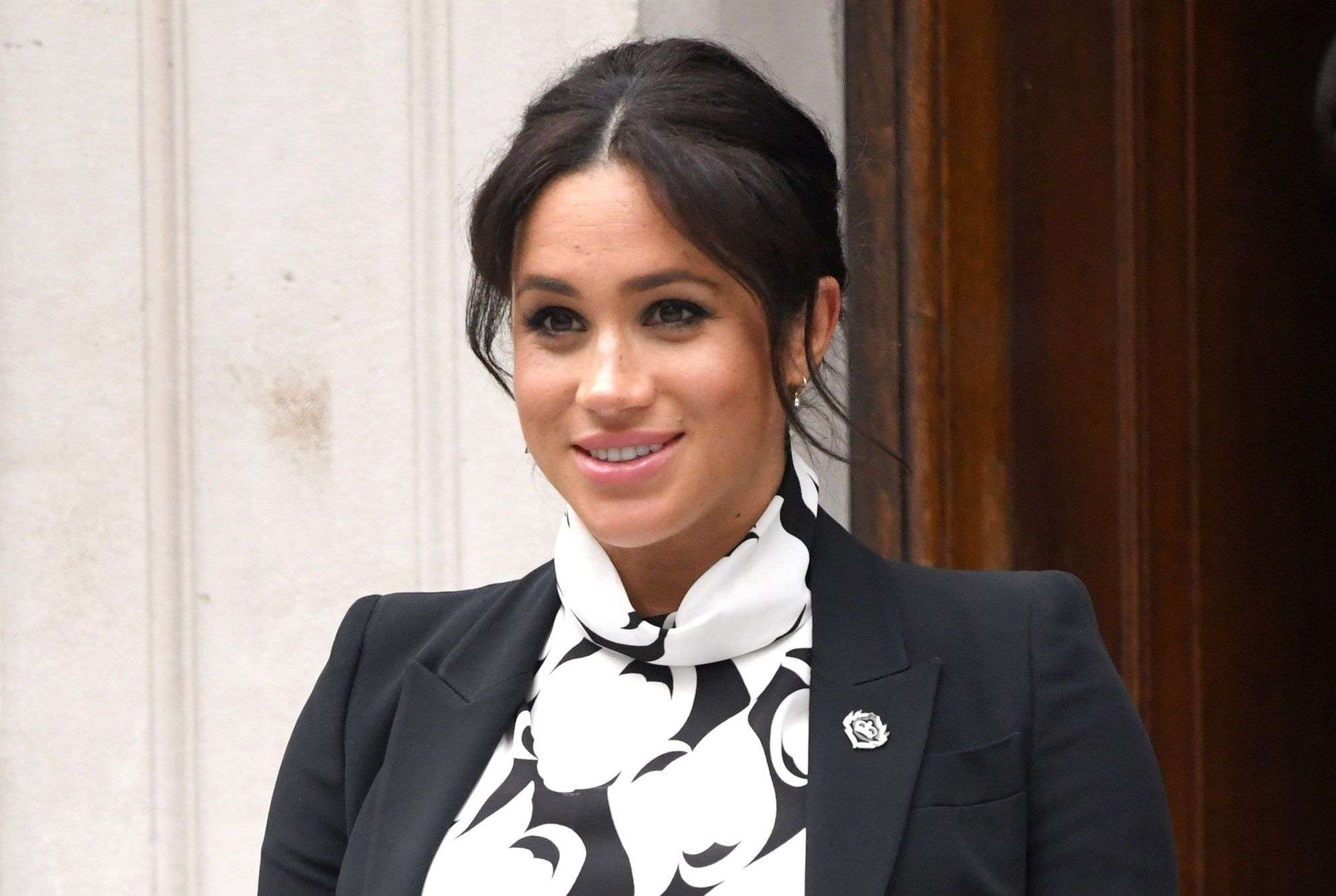 Meghan Markle zgjodhi një fustan me çmim të arsyeshëm për Ditën e Gruas
