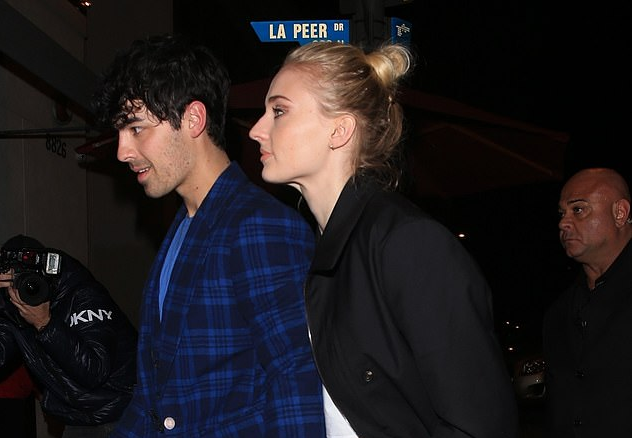 Sophie Turner dhe Joe Jonas janë të lumtur, teksa dalin nga një restorant