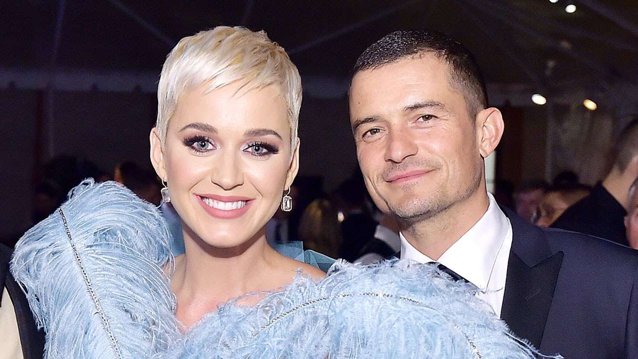 Katy Perry gabon kur shkruan për të fejuarin e saj