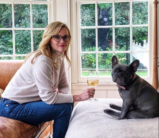 Reese Witherspoon kalon shumë kohë me qenin e saj