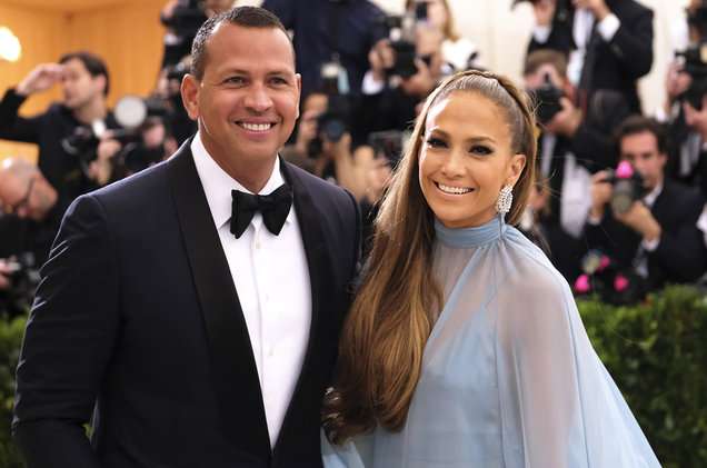 Jennifer Lopez vë në pah unazën gjigante të fejesës (FOTO)
