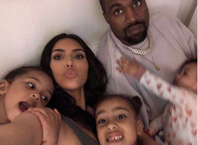Kim Kardashian e lumtur pranë familjes (FOTO)