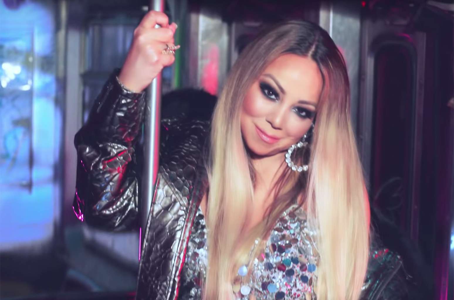 Mariah Carey me fustan shumëngjyrësh në “transportin publik”