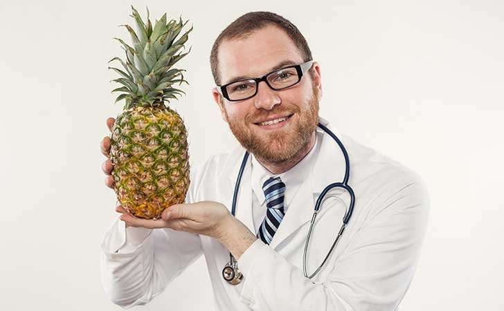 Pse burrat duhet ngrënë më shumë ananas?