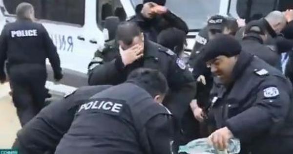 Policia bullgare e spërkat veten padashje me sprej lotsjellës gjatë protestës (VIDEO)