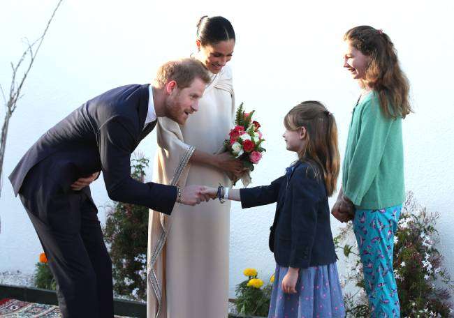 Pak para lindjes së fëmijës, Harry dhe Meghan praktikojnë rolin e prindërit
