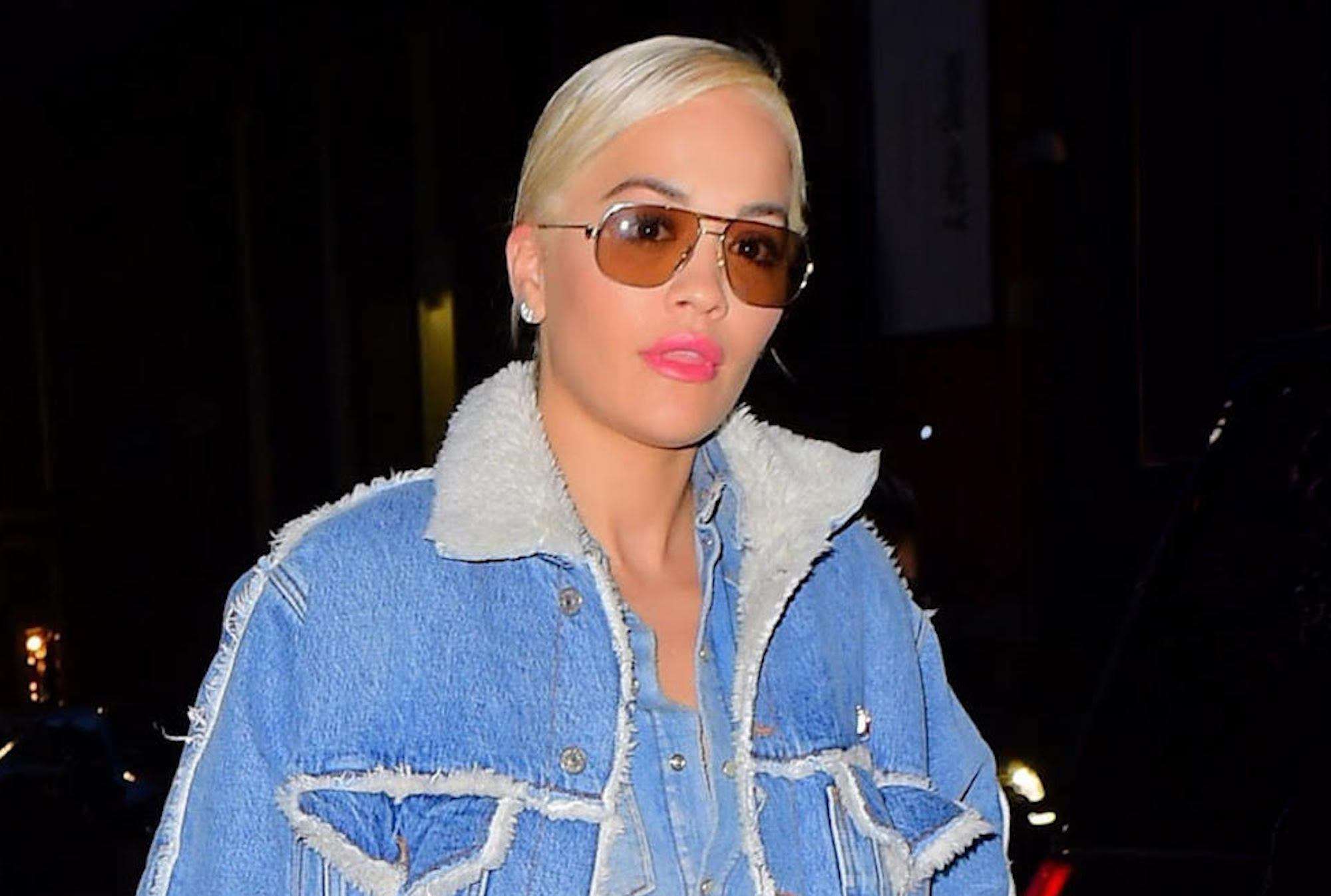 Rita Ora mbath një palë çizme interesante