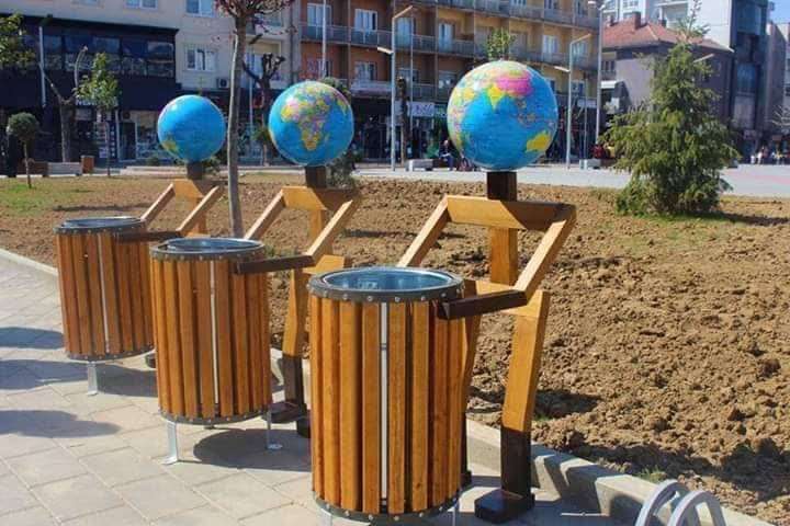 Ferizaj bëhet me shporta ‘artistike’ për hedhjen e mbeturinave