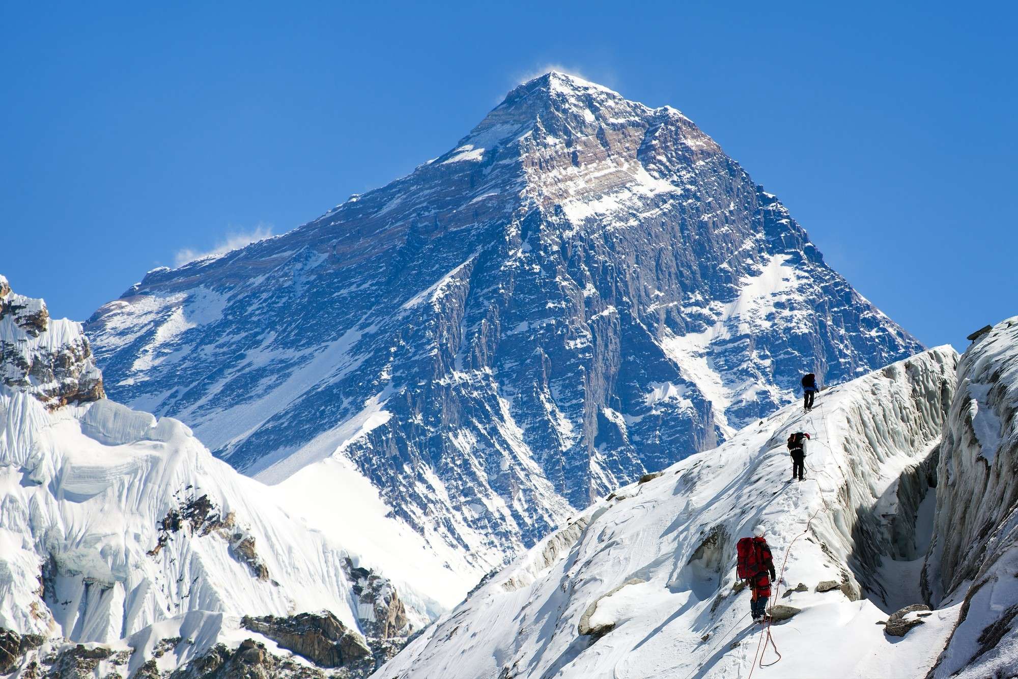 Shkrirja e akullnajave në Everest po ekspozon trupat e vdekur të alpinistëve ndër vite
