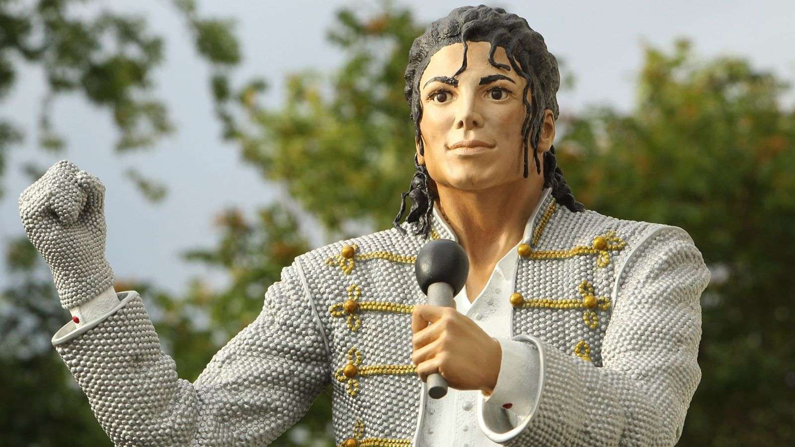 Pretendimet për abuzim seksual, statuja e Michael Jackson largohet nga Muzeu Kombëtar i Futbollit