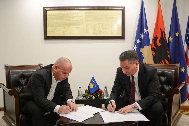 Suhareka dhe Rahoveci përfitojnë financim të projekteve infrastrukturore lokale