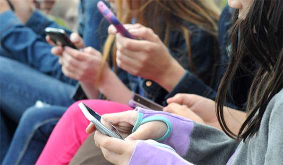 Gjërat që duhet të flisni me fëmijën kur shfaq varësi nga telefoni