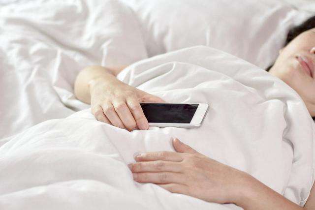 Arsyet pse nuk preferohet të flini me telefon pranë trupit