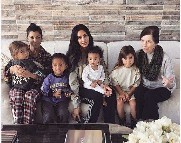 Kim Kardashian pozon me familjen e saj (FOTO)