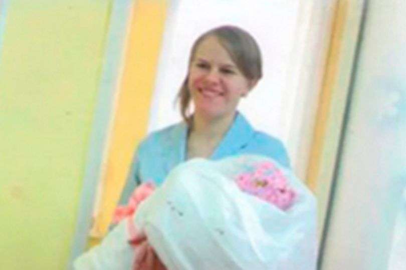 Foshnja mbeti në agoni pasi infermierja harroi palloma të lagura brenda trupit të saj