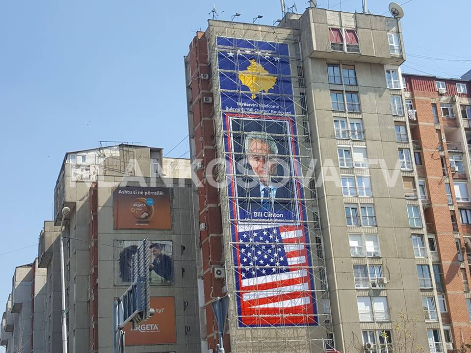 Bill Clinton – me fotografi të re në hyrje të Prishtinës (FOTO)