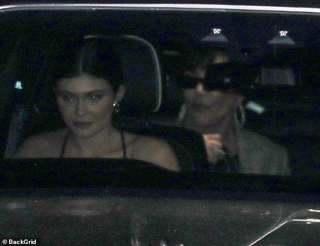 Kris Jenner darkon në Malibu me dy vajzat e vogla