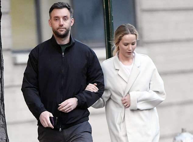 Jennifer Lawrence tregon unazën e fejesës me gur diamanti
