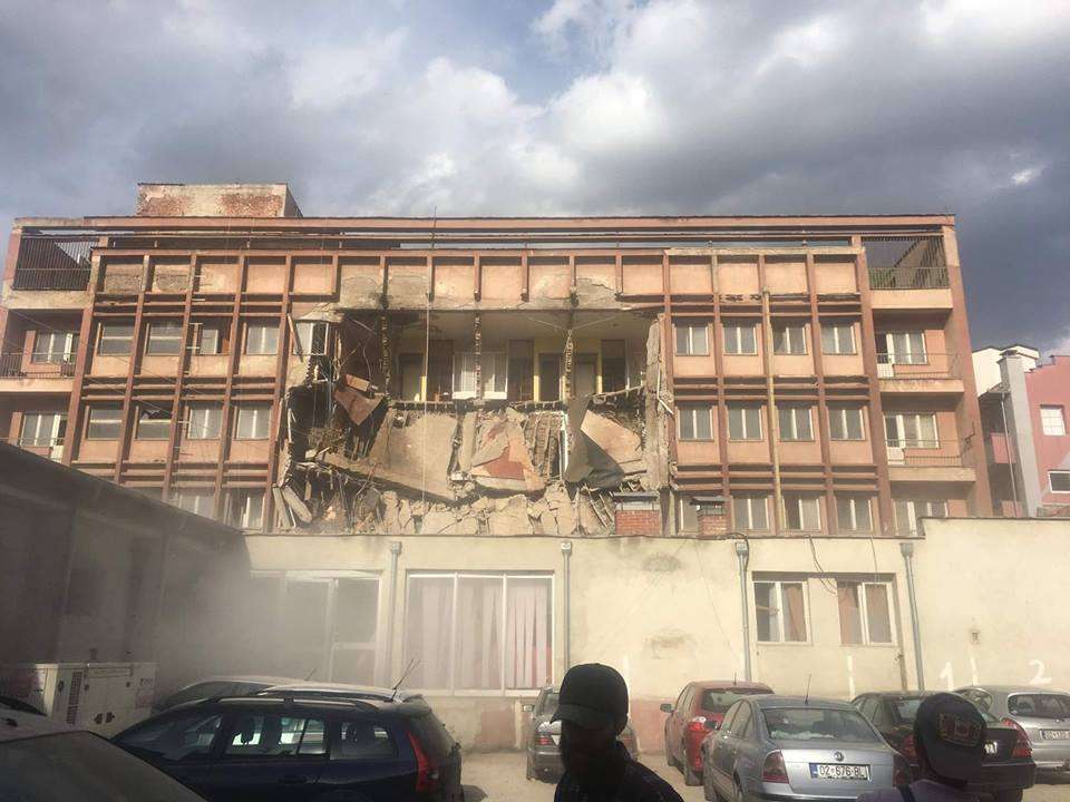Mitrovicë: Punëtori i mbetur nën gërmadha është 21 vjeçar