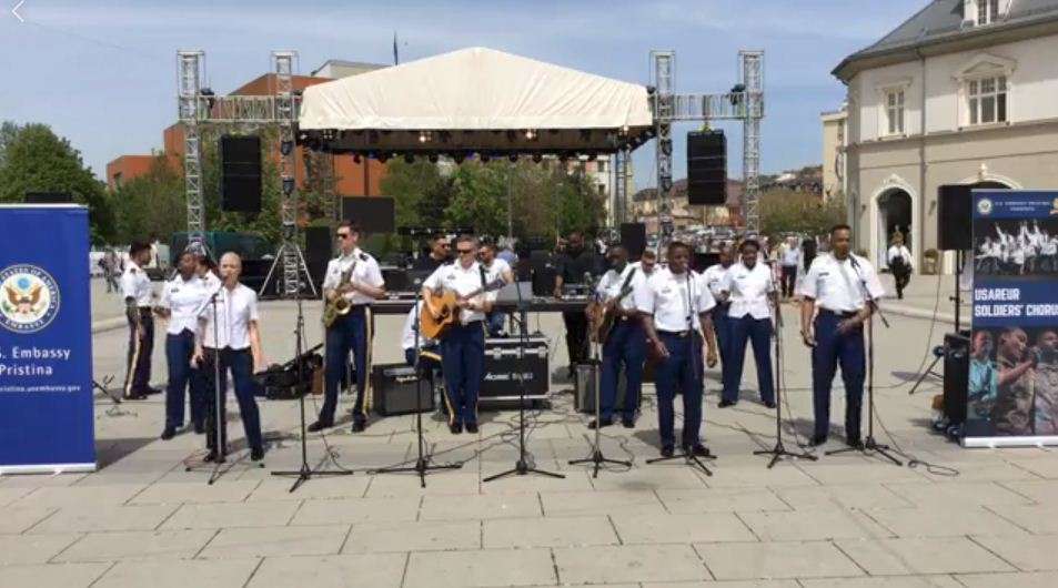 Ansambli i Armatës së SHBA-së përformon para Teatrit Kombëtar të Kosovës (FOTO+VIDEO)