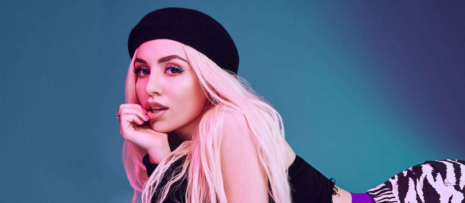 Ava Max si Rita Ora – pozon topless