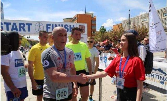 Haradinaj mban premtimin, vrapon me fanellën e Liverpool në gjysmë maratonë