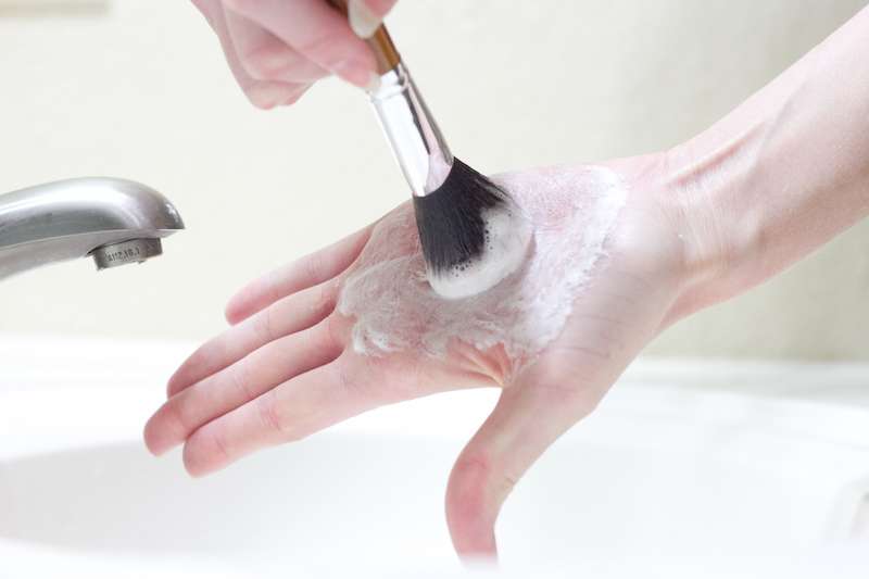 Si duhet t'i pastroni brushat e grimit sipas dermatologëve?