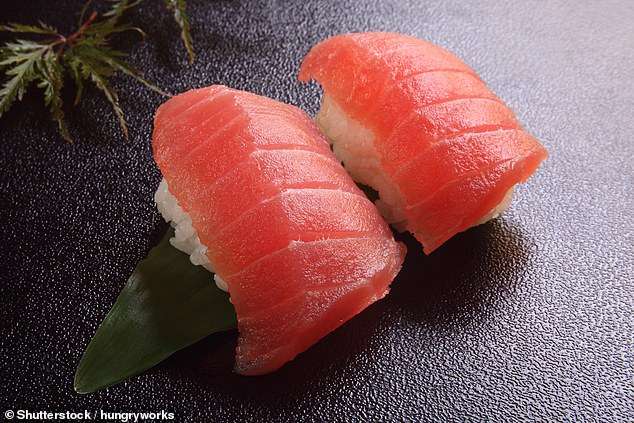 Tuna e papërgatitur e përdorur në sushi, po rrezikon njerëzit nga salmonela