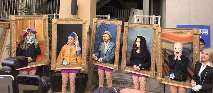 Studentët japonezë u shndërruan në piktura të famshme (FOTO)