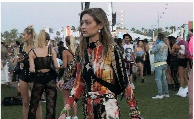 Gigi Hadid rikthen stilin e 70-ve në natën e dytë të Coachella
