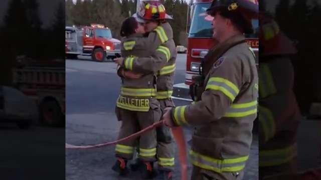 Emocionuese: Zjarrfikësja merr propozim martese në vendin e punës (VIDEO)